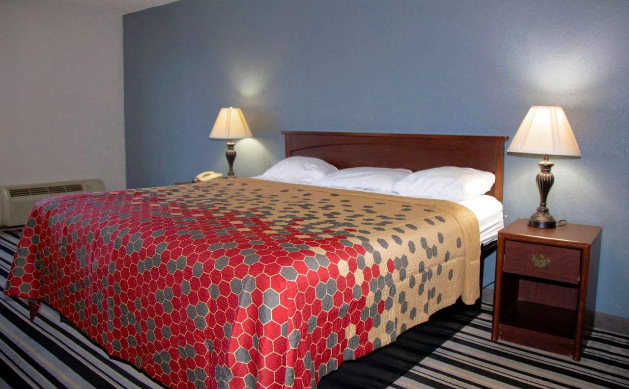Econo Lodge Ardmore Bagian luar foto