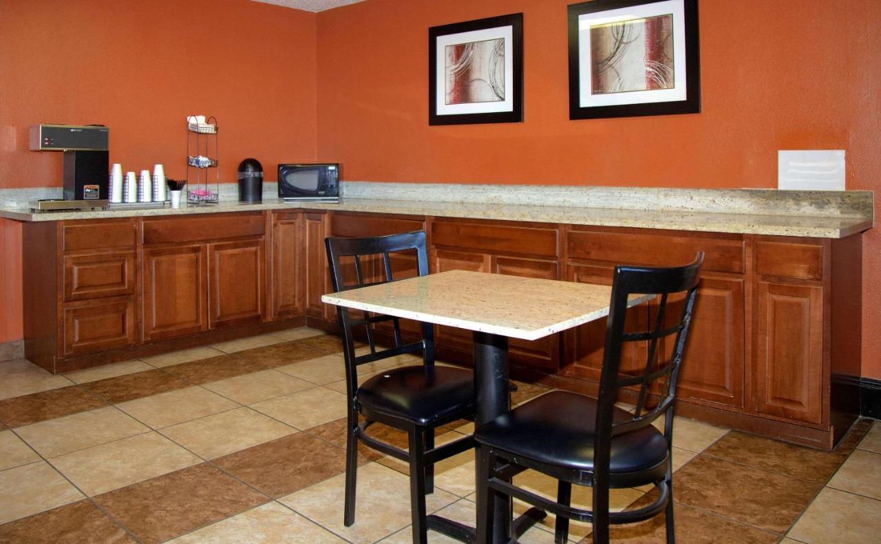 Econo Lodge Ardmore Bagian luar foto