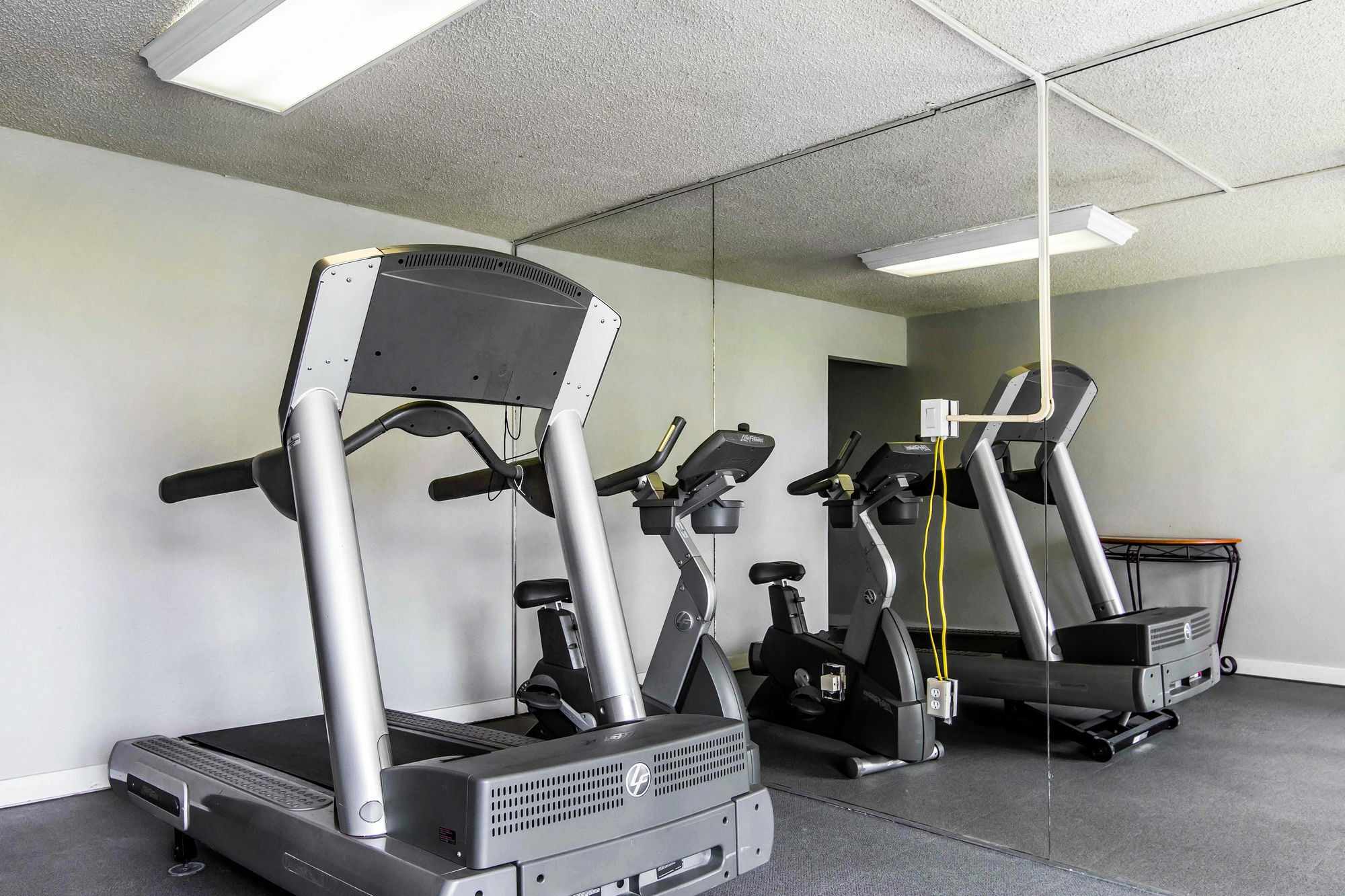 Econo Lodge Ardmore Bagian luar foto