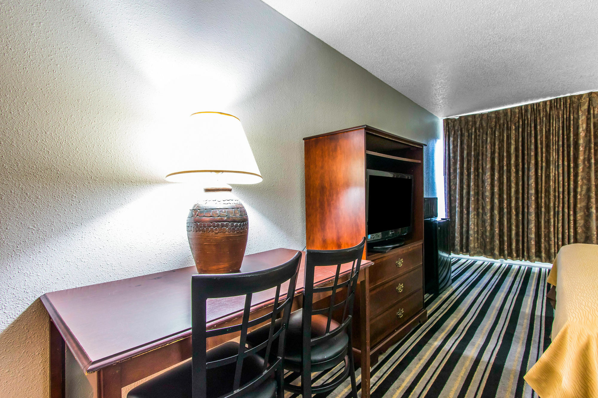 Econo Lodge Ardmore Bagian luar foto